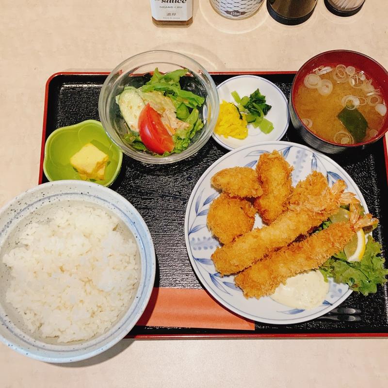 ホタテ、カキ、エビのフライ定食（本日限定）(人情食堂 はるそうゆ)