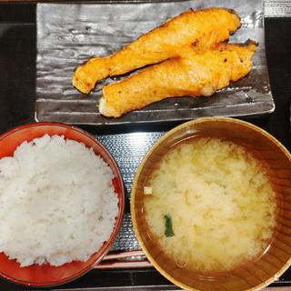 銀鮭塩焼き定食(しんぱち食堂 水道橋店)