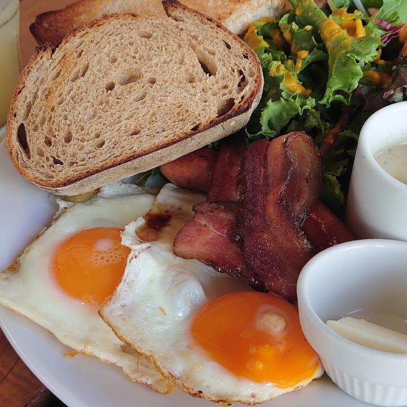 厚切りトーストとソーセージ＆ベーコンエッグ(ベーカリー＆レストラン沢村 旧軽井沢)