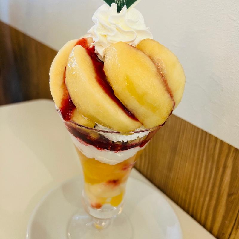 瀬戸内桃パフェ(尾道観音山フルーツパーラー)