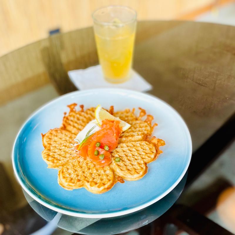 ワッフル　サーモン・クリームチーズ(Fuglen Asakusa)