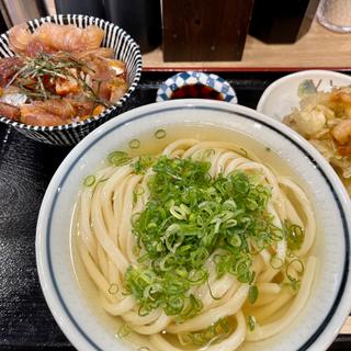 冷かけうどん中と海鮮丼小(セルフうどん キンボシ製麺所)