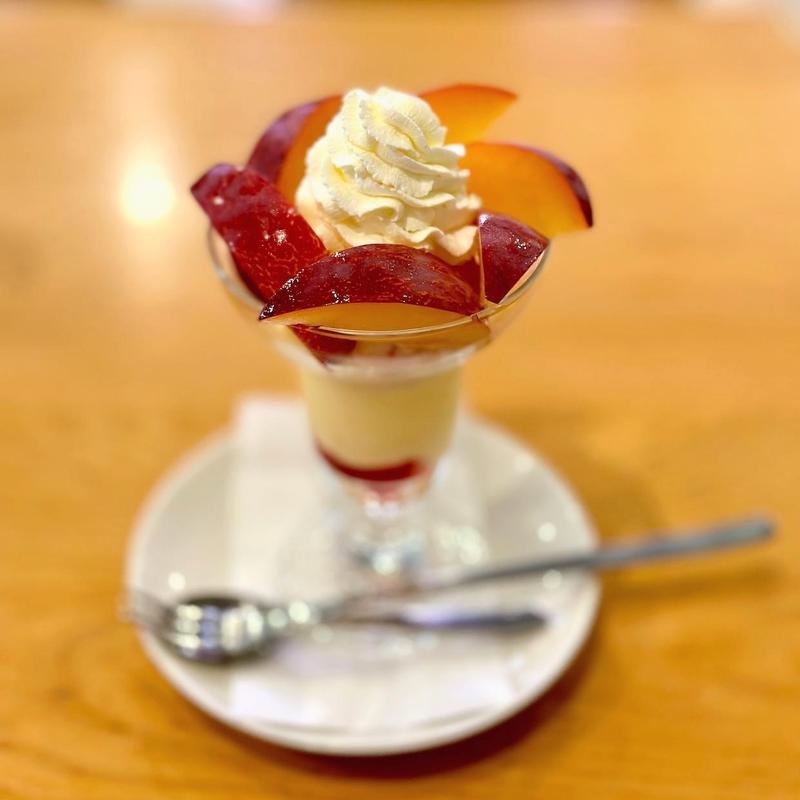 山梨県産プラム貴陽のパフェ(フルーツパーラーゴトー)