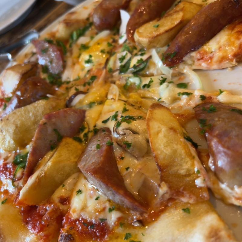 自家製ソーセージ十勝マッシュピザ(ランチョ・エルパソ )