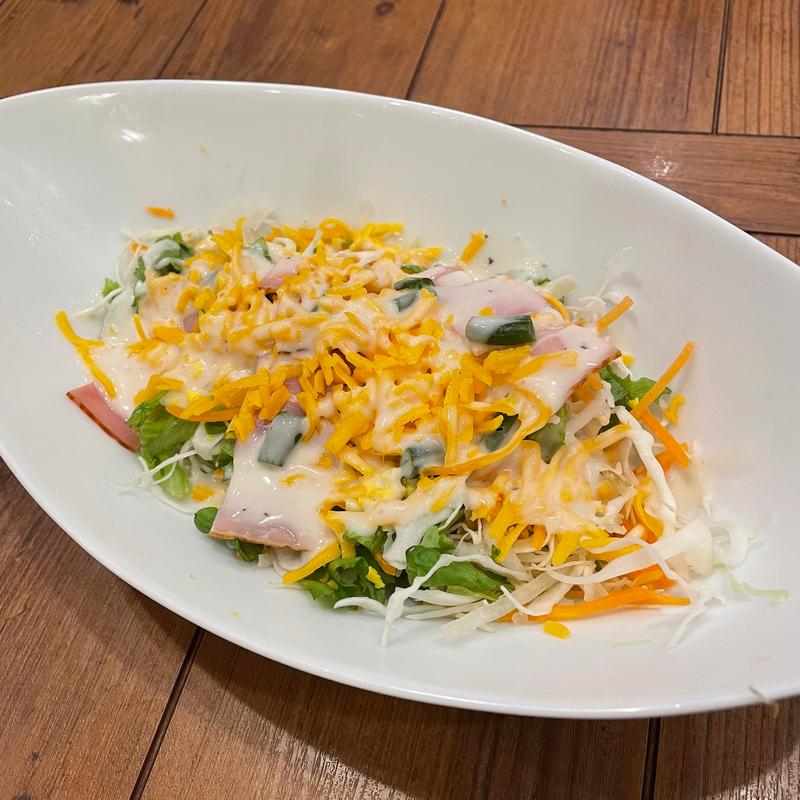 チェダーチーズとベーコンのシーザーサラダ(神戸元町ドリア THE OUTLETS HIROSHIMA店)