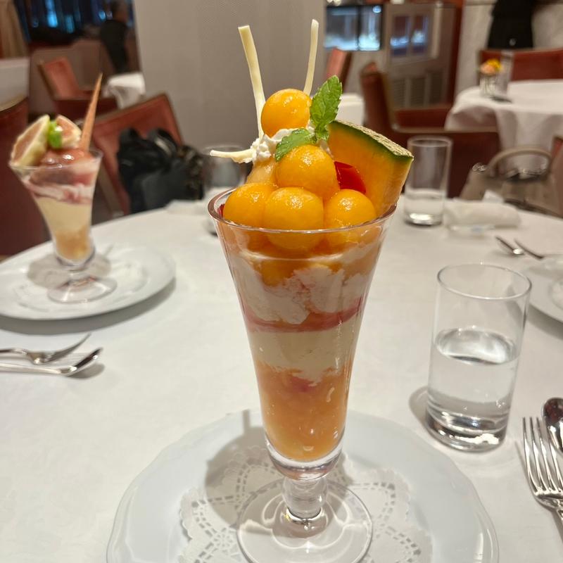 北海道 富良野市産 “富良野メロン” のパフェ(資生堂パーラー サロン・ド・カフェ 銀座本店)