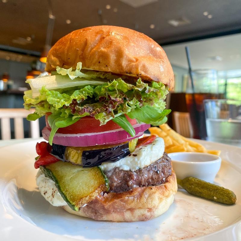  21日間熟成ブラックアンガス×赤城牛のハーブ＆ガーリックチーズと夏野菜バーガー オリジナルスパイス添え(37 Steakhouse & Bar Roppongi)