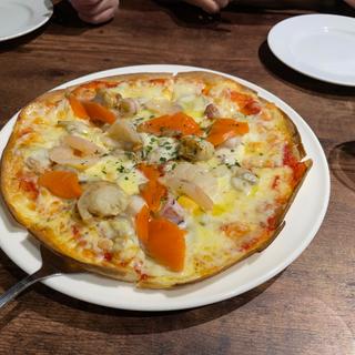 スモークサーモンとシーフードのピザ(Restaurant＆Café KURA. （レストランアンドカフェクラドット）)