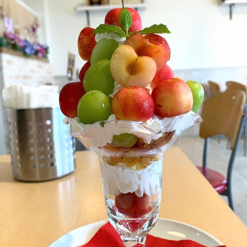 レーニアチェリーとシャインマスカットのパフェ(ﾊﾟﾌｪとｸﾚｰﾌﾟのお店 ぶどうの木)