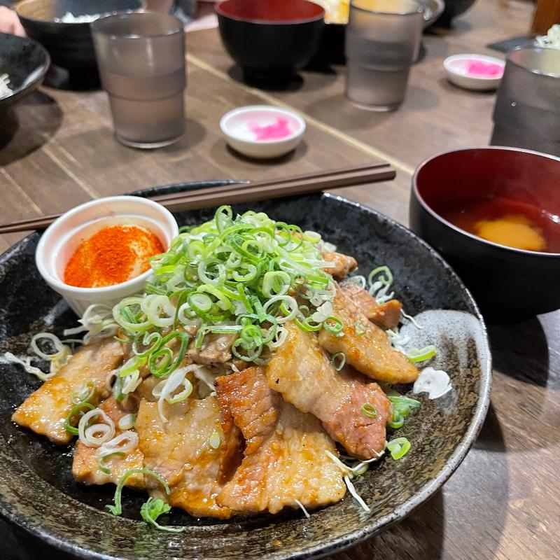 厚切り豚バラ焼き甘辛だれ定食(ずんべら屋)