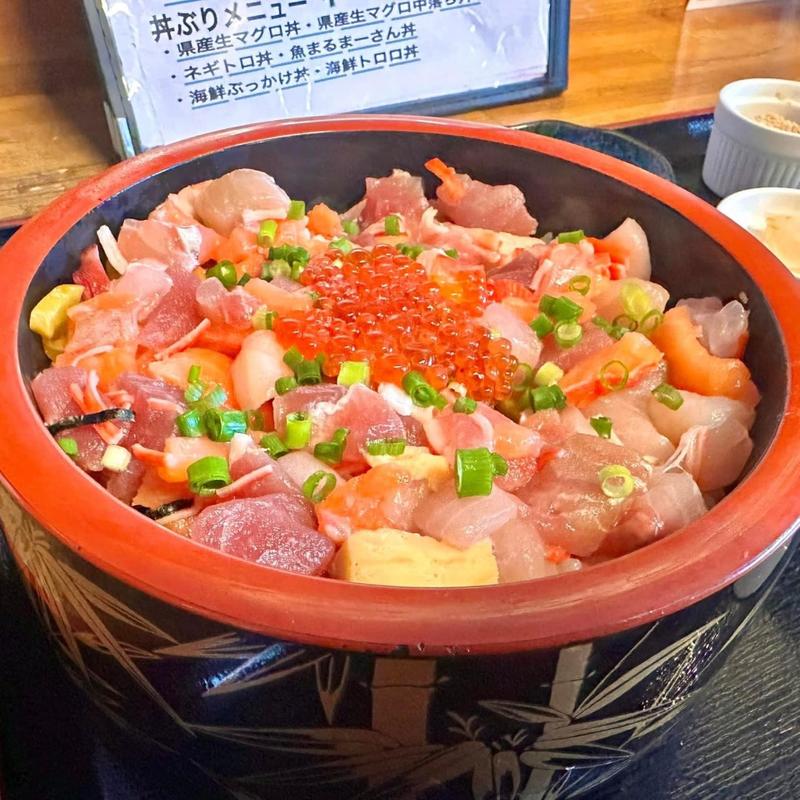 魚まるまーさん丼(魚屋直営食堂 魚まる)
