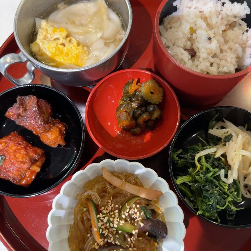 5品選べるパンチャン定食(パンチャンワング(반찬왕국))