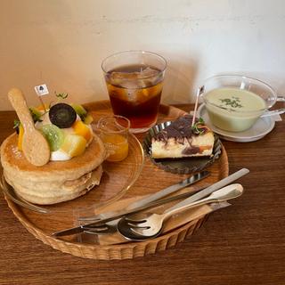 夏のフルーツいっぱいとヨーグルトホイップのパンケーキ(anzu to momo)