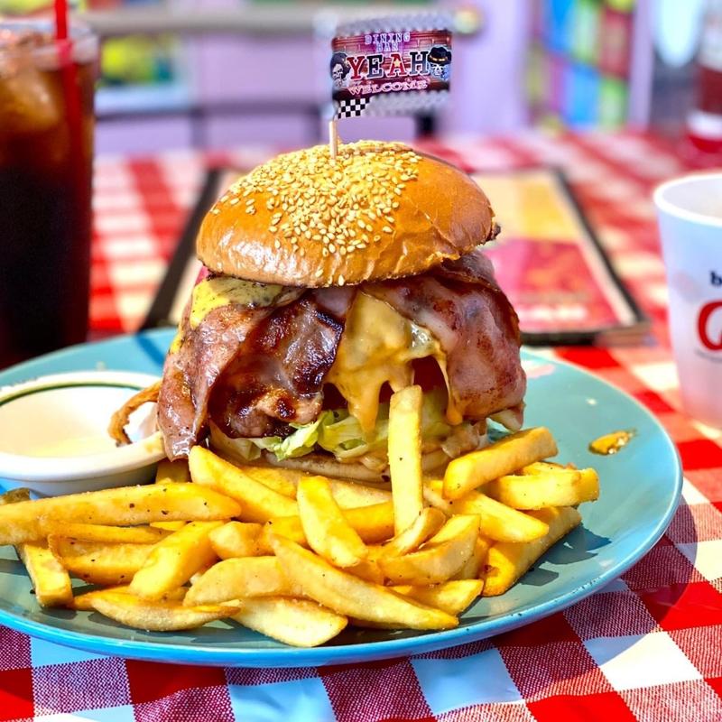 yeah burger(ＤＩＮＩＮＧＢＡＲ・ＹＥＡＨ)