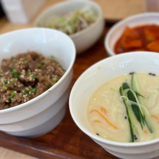 カルビ丼・コングクス定食(韓国料理ジェイル)