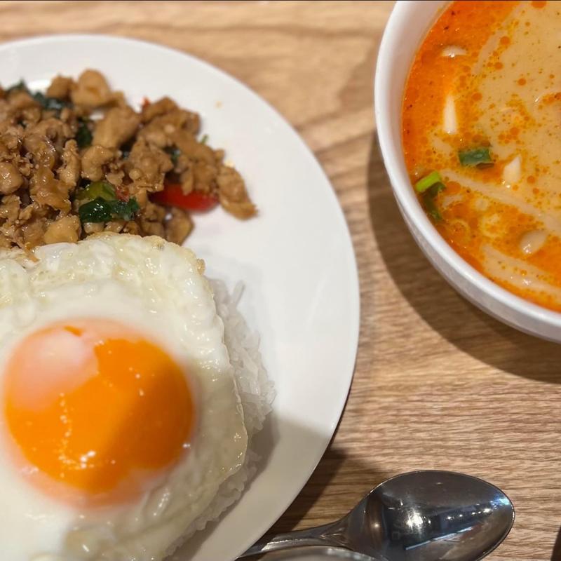 ガパオライス トムヤムヌードル(タイ料理ベンジャロン Benjarong)
