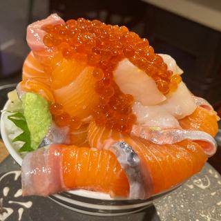 サーモンホタテイクラ丼(シハチ鮮魚店 狸COMICHI店)