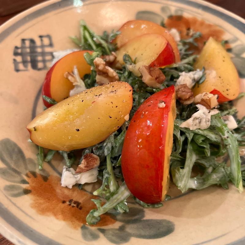 春菊とプラムのサラダ(木と（kito）)