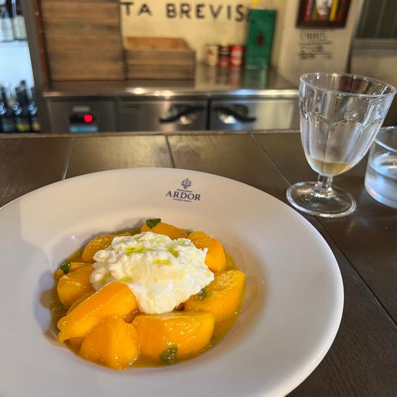 マンゴーとストラッチャテッラ(バカール)