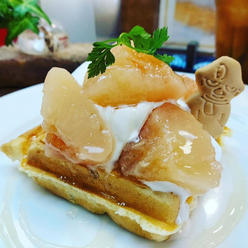 アカシア蜂蜜と桃のワッフル(カフェ　ベリー （カフェベリー）)