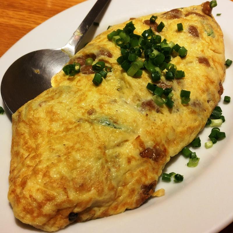 青唐と納豆のオムレツ(大鶴見食堂)