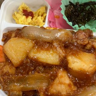 日替りヤンニョムチキンと青梗菜ともやしの塩スープ(エスタ店 餃子館)