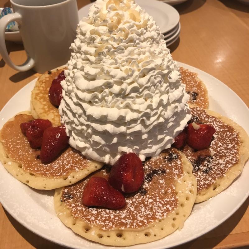 ストロベリーホイプとマカダミアンナッツのパンケーキ(Eggs 'n Things 原宿店)