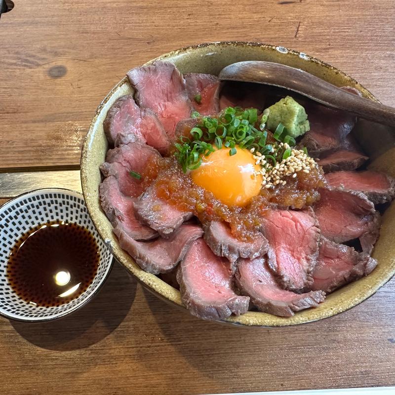 ローストビーフ丼(MATSUDO MONJA)