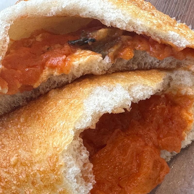 完熟トマトのカルツォーネ(ハースブラウン 南万騎が原)