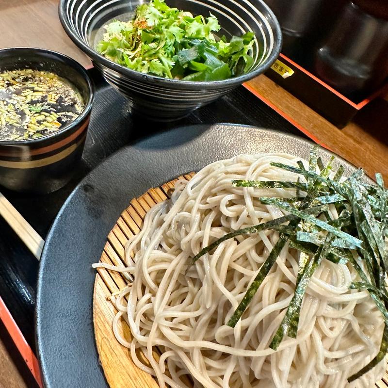 冷鶏パクチー(ざるそば屋)