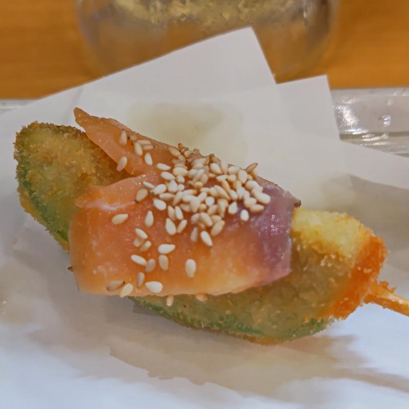 スモークサーモンとアボカド(串揚げとワイン はち2nd)