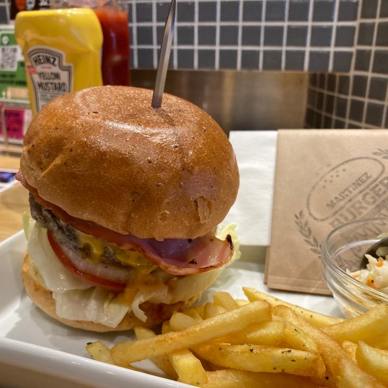 マルチネスフェイバリットバーガー(食堂マルチネス)