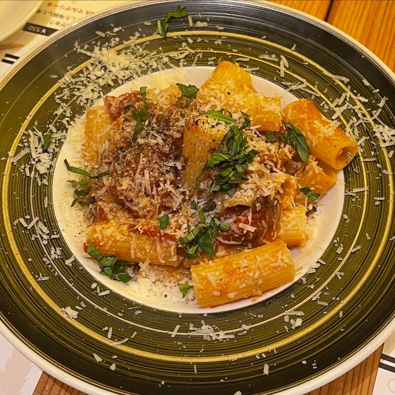 ニュージーランド産牛ハラミと玉葱のナポリ風煮込みソースのリガトーニ(ビッレリア&ピッツェリア ルーチェ （LUCE）)