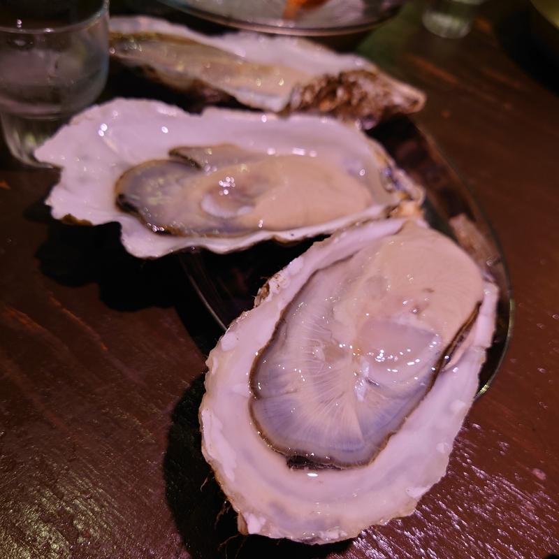 生カキ3個(カキ小屋築地食堂)