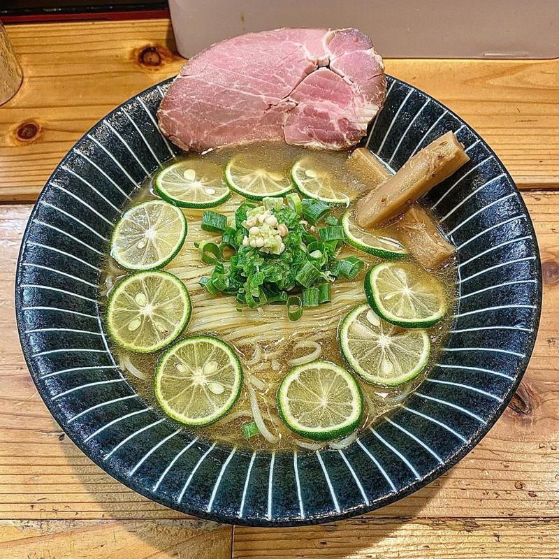 すだちでさっぱり冷やしにぼ醤油らーめん&高菜ごはん(極麺 青二犀 （ゴクメン アオニサイ）)
