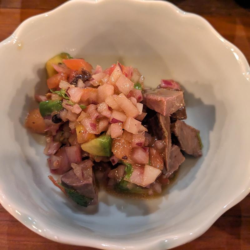 牛ハツコンフィ トマト アボカドサルサ(will o' wisp)