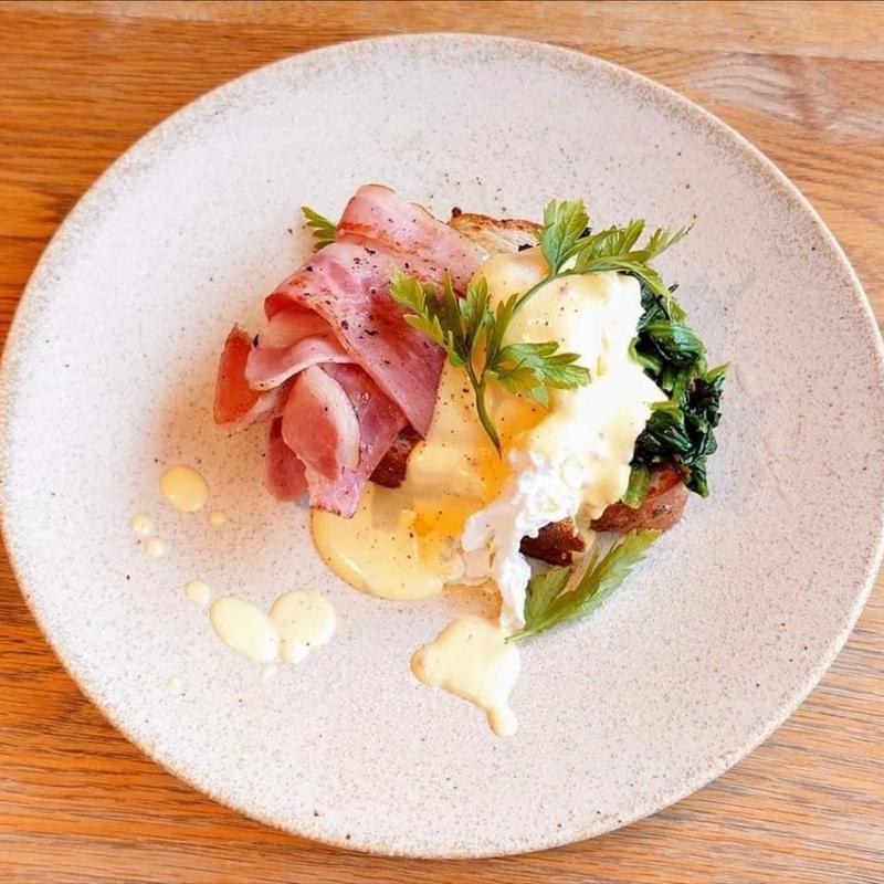 ベーコンエッグベネディクト(LATTE GRAPHIC 自由が丘店)