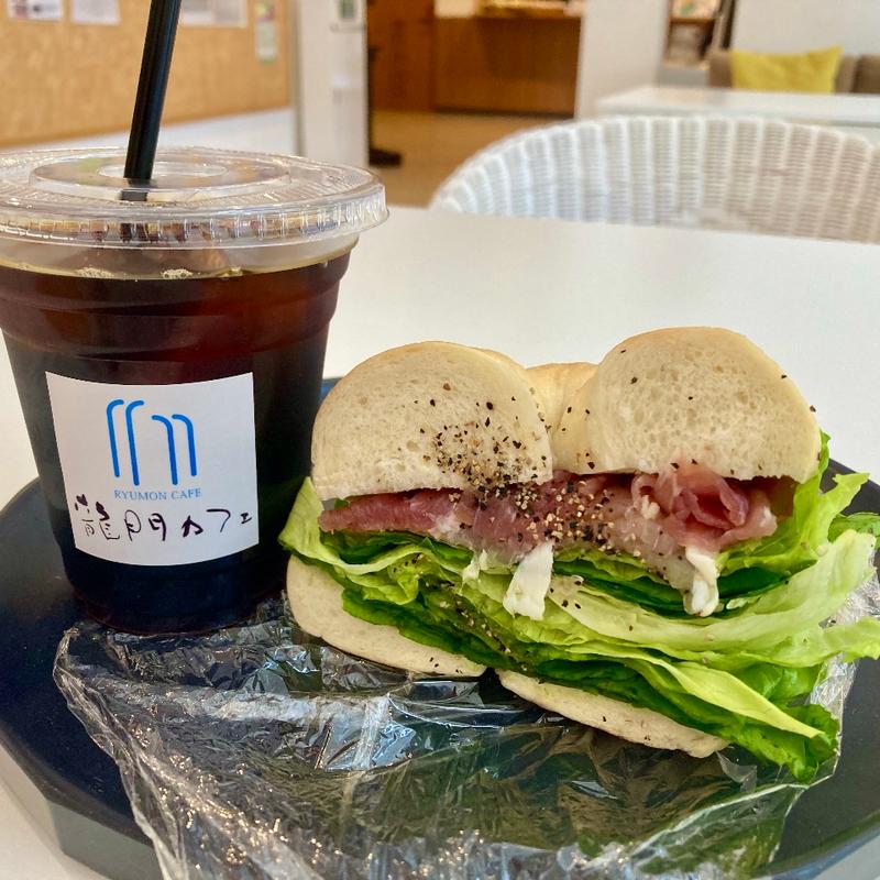ベーグルサンド（ハムレタス） アイスコーヒー(龍門カフェ)