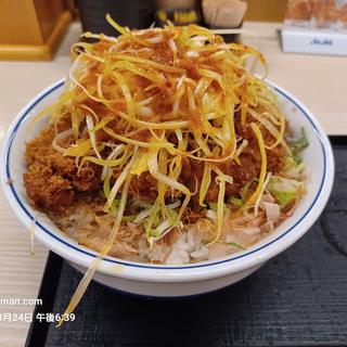 ネギねぎラー油のロースカツ丼（竹）(かつや 名古屋小幡店)