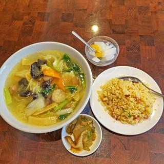 海鮮麺＋半炒飯(興口福)