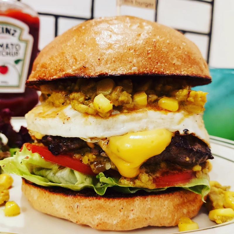 エッグチーズバーガー+ココナッツキーマカレー+スイートコーン(milia burger)