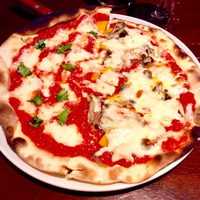 ピッツア「ハーフ＆ハーフ」(マルゲリータ＆カプリチョーザ)(abat‐faim 西神中央店 （アバッフェ）)