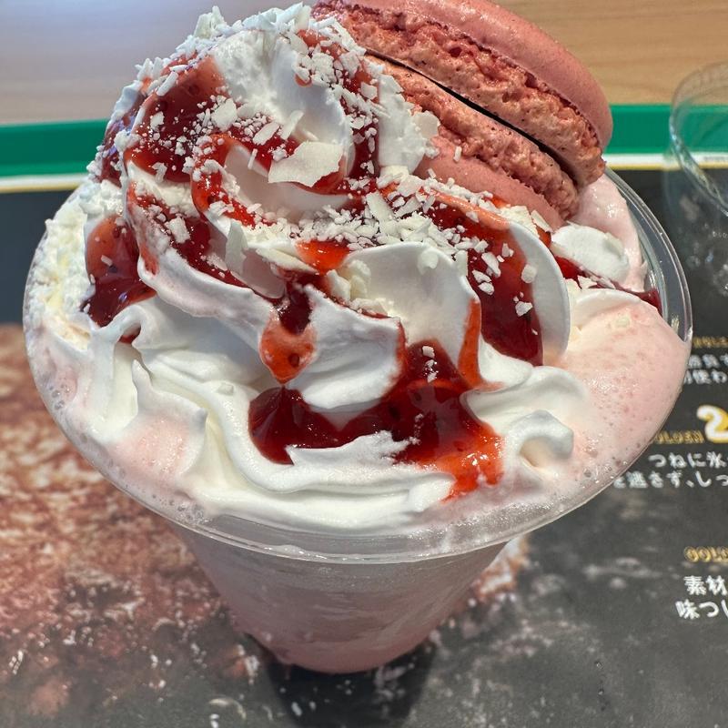 ホワイトチョコストロベリーフラッペ・マカロン付き(マクドナルド 緑園都市店)