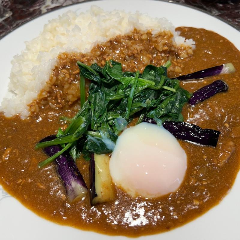 ほうれん草と温玉のせナスビカレー(かつ&カリー アルデ 新大阪店)