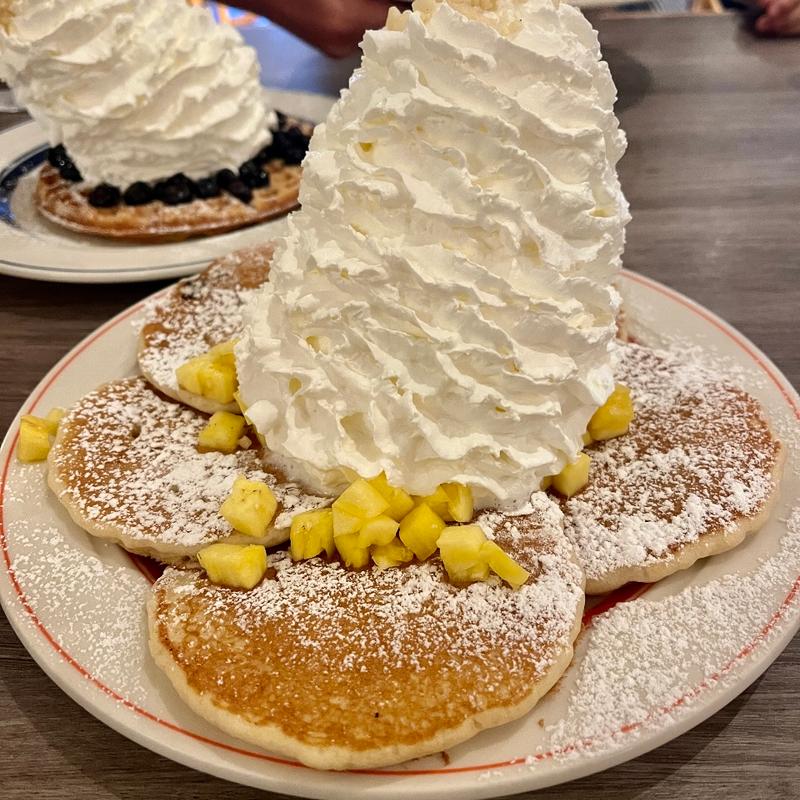 パイナップル、ホイップクリームと マカダミアナッツ (Eggs 'n Things 原宿店)