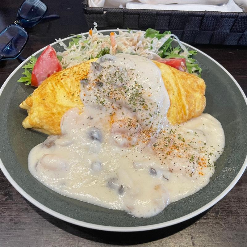 オムライスホワイトクリームソース(金のオーブン )