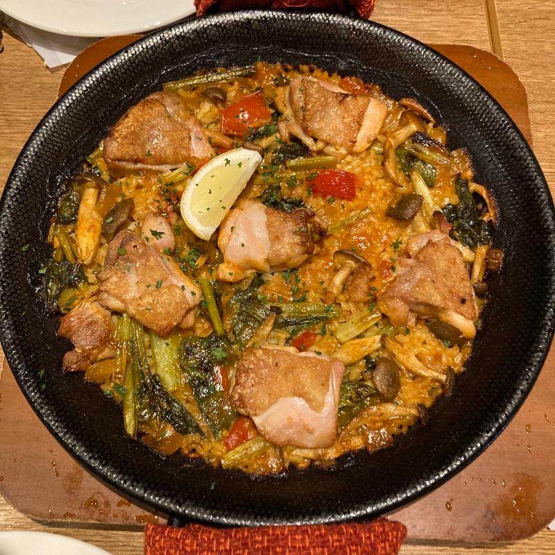 鶏肉と季節野菜のパエリア(リザラン 三軒茶屋)