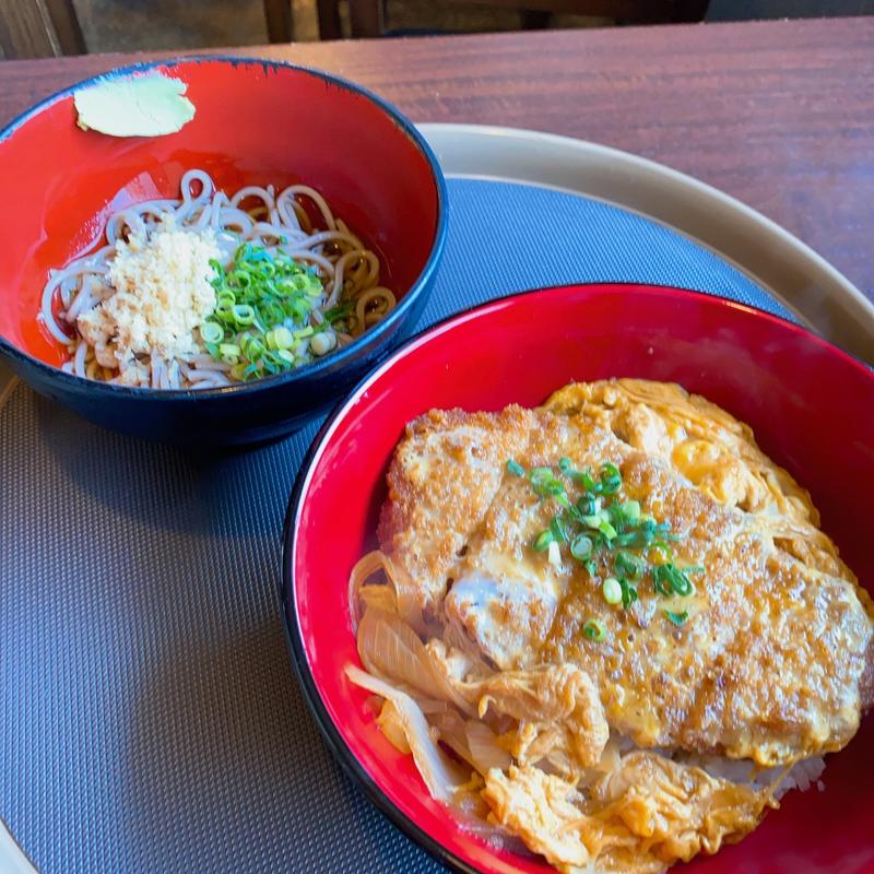 土日祝限定　かつ丼（ミニそば又はうどん付）(かわべ )