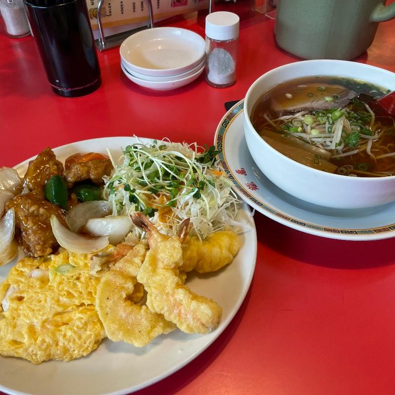 B定食ご飯無しに醤油ラーメン😅(中国菜館 龍亀)