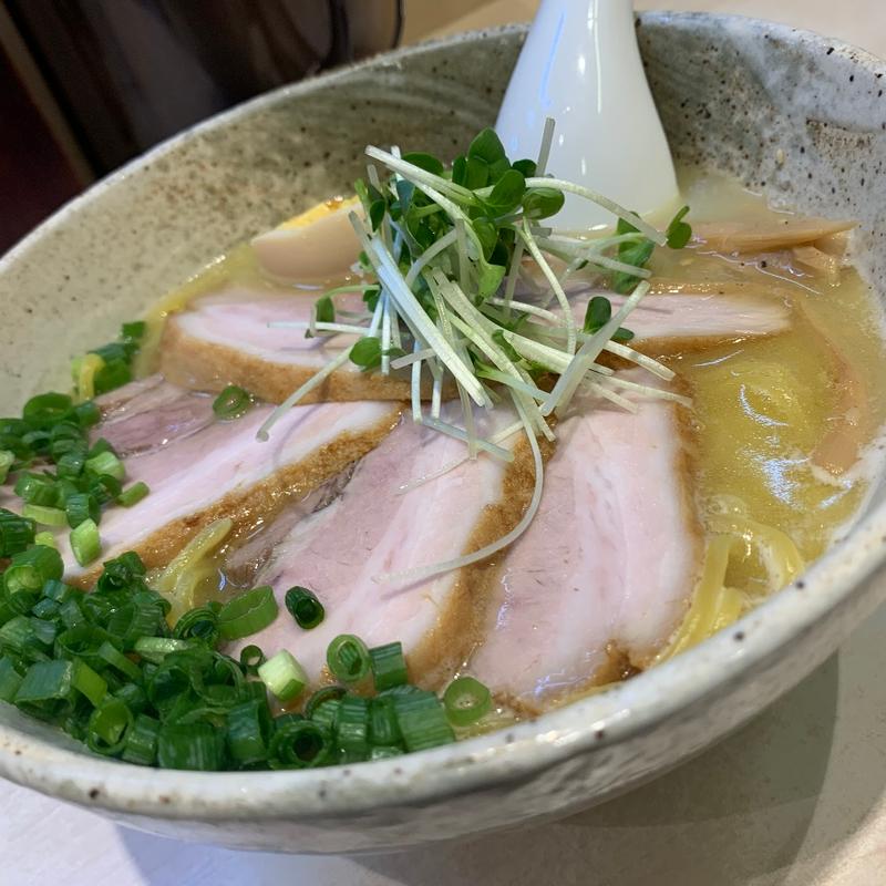 塩らぁめん 味付け玉子半分増し チャーシュー増し(麺や けせらせら)